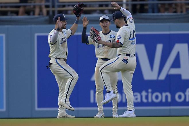 로스앤젤레스 다저스의 김혜성이 1일 미국 캘리포니아주 로스앤젤레스 다저스타디움에서 열린 2025 메이저리그(MLB) 정규시즌 양키스와 홈 경기에서 승리로 마무리한 뒤 동료들과 함께 축하하고 있다. 로스앤젤레스/로이터 연합뉴스