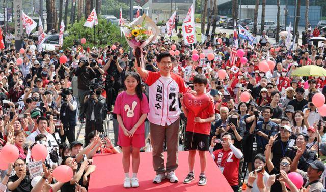 김문수 국민의힘 대통령 후보가 1일 경기 수원시 수원컨벤션센터 광장에서 열린 유세에서 아이들과 함께 인사하고 있다. 뉴스1