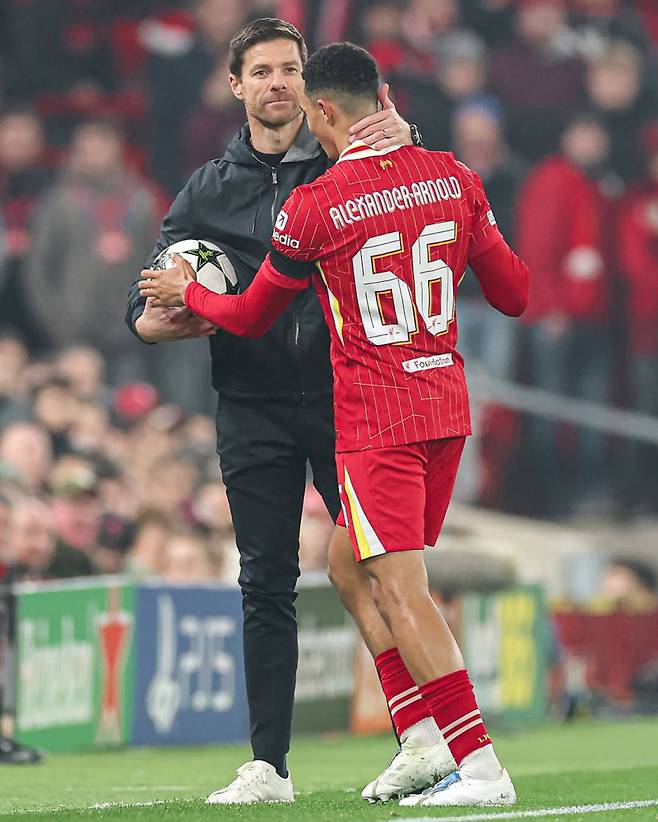 레알에서 합을 맞추게 된 알론소 감독(왼쪽)과 아놀드. 사진=레알 SNS