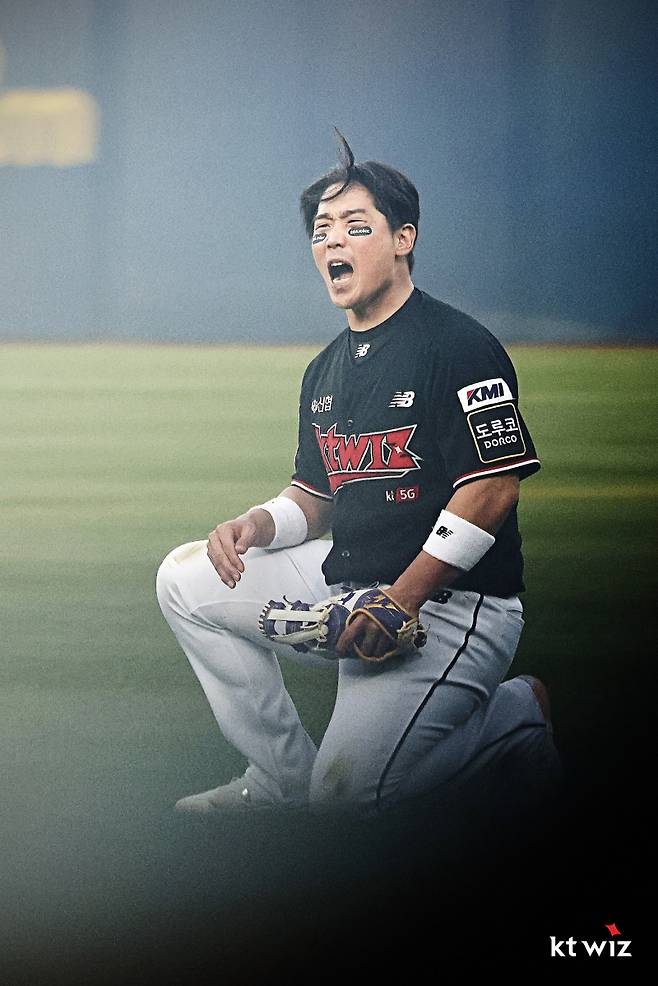 2021년 10월 31일, 삼성과의 1위 결정전 9회 말, 선두타자 구자욱의 안타성 타구를 다이빙 캐치로 잡아내고 포효하는 박경수. KT 위즈 제공