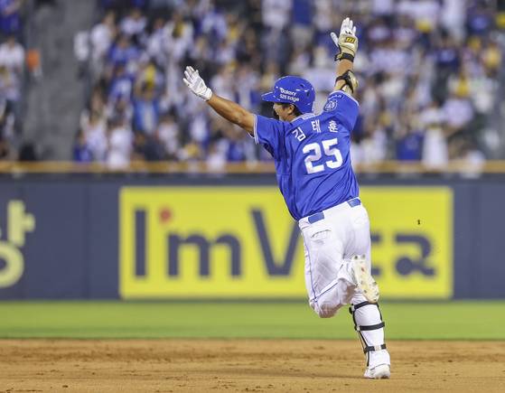 삼성 김태훈이 8회 역전 투런 홈런을 때려낸 뒤 환호하며 그라운드를 돌고 있다. 연합뉴스