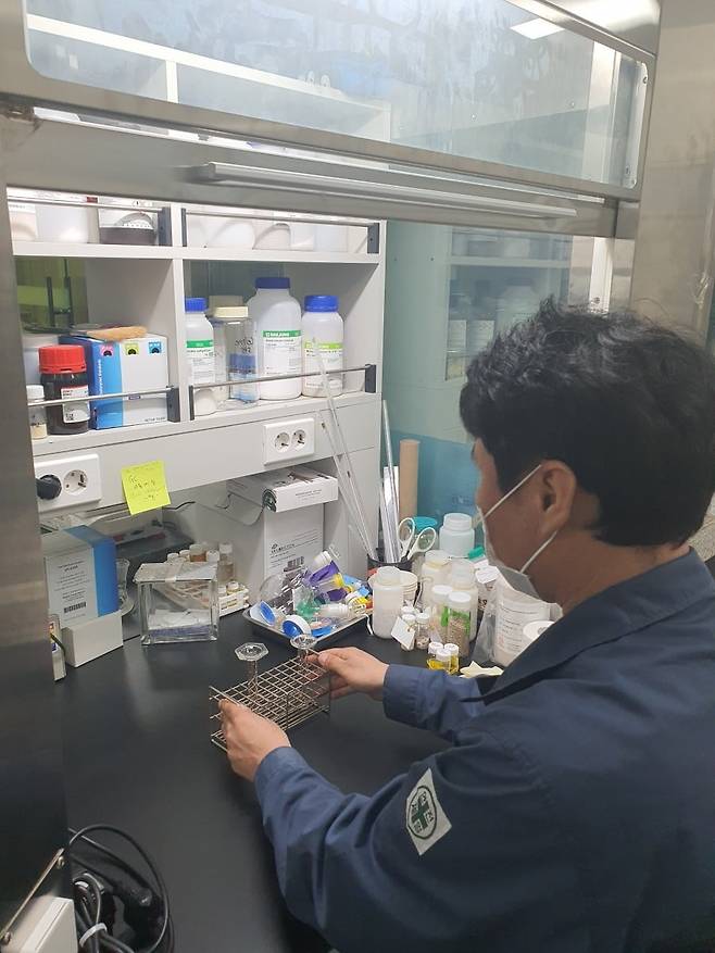 한상섭 책임이 반도체 소재 실험을 하고 있다. 안산=윤현주 기자