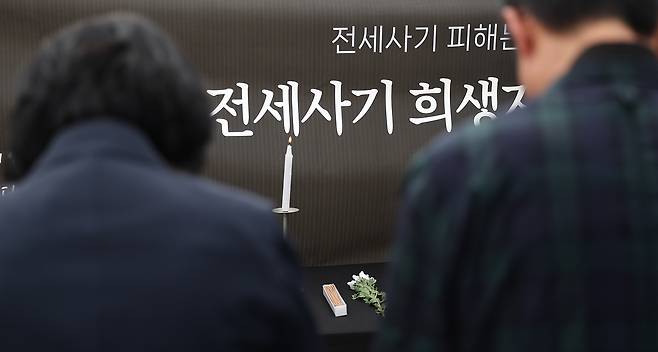 지난달 2일 대구 중구 동성로에 설치된 대구 전세사기 희생자 1주기 추모 분향소에서 전세사기·깡통전세 피해 대구 대책위원회, 전세사기 대구 피해자 모임 관계자들이 희생자를 추모하며 묵념하고 있다. 연합뉴스