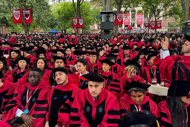 지난 5월29일(현지시간) 미국 매사추세츠주 캠브리지에 있는 하버드대 캠퍼스에서 열린 졸업식 모습. AFP 연합뉴스