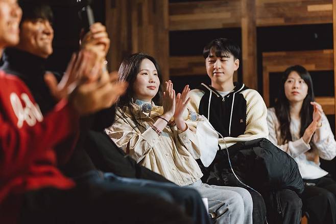 지난해 12월 그만을 위해 열린 음악회에서 공연을 보며 박수치는 김온유 작가. 김 작가 인스타그램 캡처