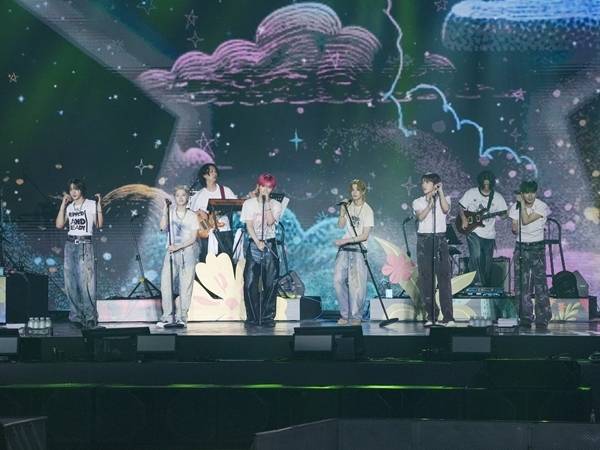 보이넥스트도어(BOYNEXTDOOR)가 ‘2025 위버스콘 페스티벌’ 첫날 밤을 ‘떼창’으로 물들이며 한증 높아진 위상을 증명했다.