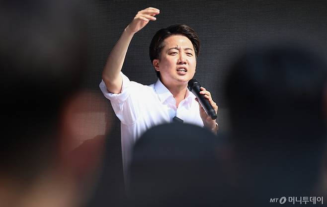 (화성=뉴스1) 김도우 기자 = 이준석 개혁신당 대통령 후보가 1일 경기 화성시 동탄호수공원을 찾아 지지를 호소하고 있다. 2025.6.1/뉴스1 Copyright (C) 뉴스1. All rights reserved. 무단 전재 및 재배포, AI학습 이용 금지. /사진=(화성=뉴스1) 김도우 기자