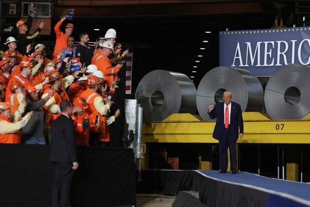 도널드 트럼프(오른쪽) 미국 대통령이 5월 30일 펜실베이니아주 피츠버그 외곽의 US스틸 연설회장에 들어서고 있다. 로이터 연합뉴스