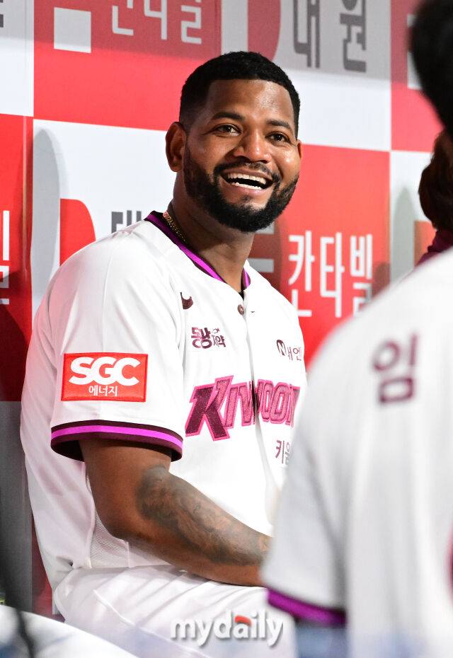1일 오후 서울 고척스카이돔에서 진행된 '2025 프로야구 KBO리그' 두산-키움의 경기. 키움 선발 알칸타라가 5이닝을 마친 뒤 미소를 짓고 있다./고척 = 곽경훈 기자