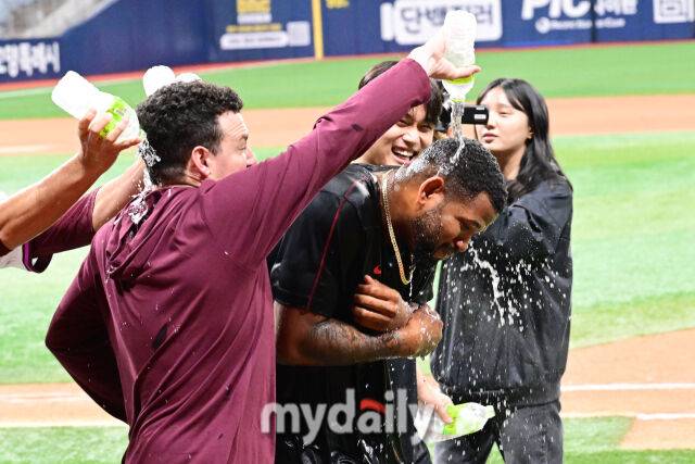 1일 오후 서울 고척스카이돔에서 진행된 '2025 프로야구 KBO리그' 두산-키움의 경기. 키움 선발 알칸타라가 6이닝 무실점으로 승리를 기록한 뒤 동료들에게 물세례를 받고 있다./고척 = 곽경훈 기자