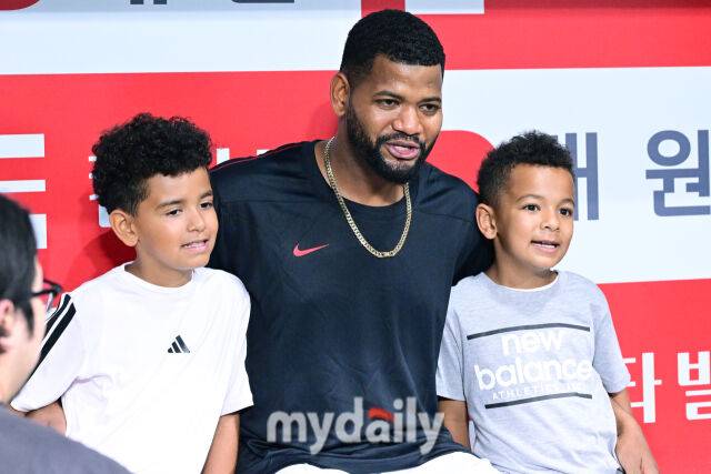 1일 오후 서울 고척스카이돔에서 진행된 '2025 프로야구 KBO리그' 두산-키움의 경기. 키움 선발 알칸타라가 6이닝 무실점으로 승리를 기록한 뒤 두 아들과 함께 인터뷰를 하고 있다./고척 = 곽경훈 기자