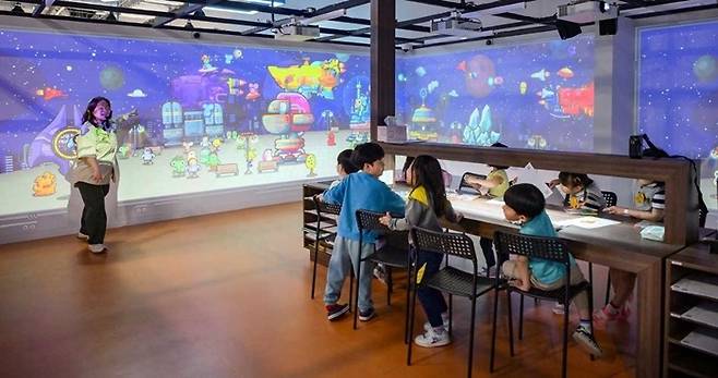 순천만잡월드를 방문한 어린이들이 우주 체험 놀이를 하고 있다.