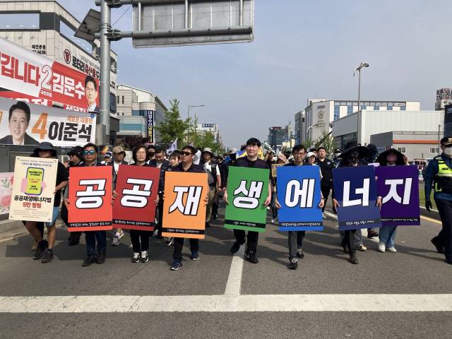 ▲정의로운 전환 2025 공동행동은 31일 오후 충남 태안 버스터미널 앞에서 '정의로운 전환을 위한 노동자·시민 대행진'을 열었다. ⓒ프레시안(손가영)