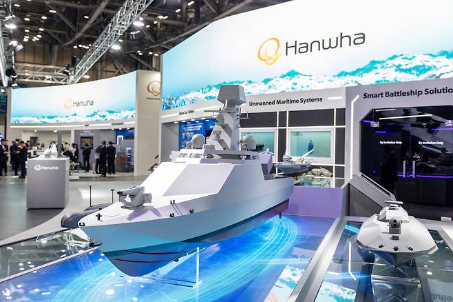 지난달 28일 부산 해운대구 벡스코 제1전시장에서 열린 2025 국제해양방위산업전(MADEX)에서 한화 부스에 전투용 무인수상정(왼쪽)과 자폭형 무인수상정 모형이 놓여있다. 한화시스템 제공