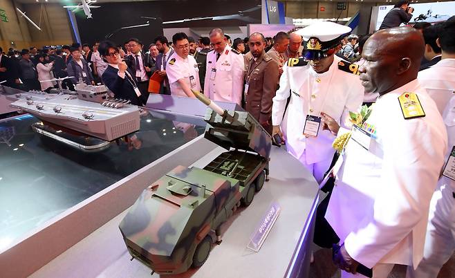 지난달 28일 부산 해운대구 벡스코 제1전시장에서 열린 2025 국제해양방위산업전(MADEX)에서 참가자들이 한화 부스를 찾아 무인상륙형다연장을 살펴보고 있다. 부산=뉴스1