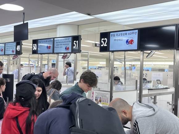 한국과 일본 정부가 국교정상화 60주년을 맞아 6월 한 달간 상대 국민 전용 입국 심사대를 운영하기로 한 가운데 제도 첫날인 1일 도쿄 하네다공항 입국 심사대 전광판에 ‘한일 국교정상화 60주년 우선레일’ 로고가 떠있다. 도쿄 명희진 특파원