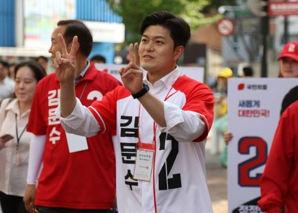 지지 호소하는 김용태 비대위원장 - 김용태 국민의힘 비상대책위원장이 1일 오후 대구 동성로에서 김문수 대선 후보에 대한 지지를 시민들에게 호소하고 있다. 2025.6.1. 연합뉴스