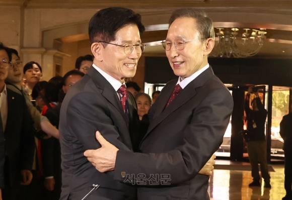 김문수 국민의힘 대선후보와 이명박 전 대통령이 27일 서울 여의도 켄싱턴 호텔에서 만나 포옹을 하고 있다. 2025.5.27 안주영 전문기자
