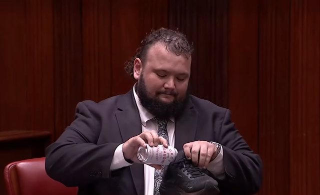 자신의 운동화에 맥주를 따라 마시는 카일 맥긴 서호주의회 하원의원. / 서호주의회 유튜브 영상 캡처