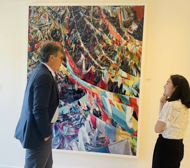 스콧 샌델 NEA 총괄 회장이 NEA 본사 사옥 입구에 자리한 ‘인피니트 비트윈스(Infinite Beteweens)’라는 제목의 작품을 기자에게 소개하며 “수많은 창업자들이 탐험가의 마음으로 에베레스트에 오를 때 우리도 역할이 있다”며 자신의 역할을 이름 없는 셰르파(등반 안내인)라고 말하고 있다. /실리콘밸리=정혜진기자