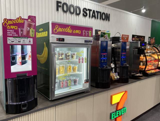 세븐일레븐이 상품전시회에서 선보인 '푸드 스테이션'.좌측에 ‘오리지널 즉석 스무디’ 기계가 설치되어 있다. 김남명 기자