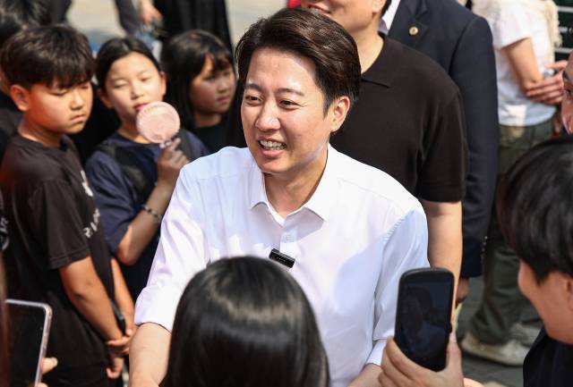 이준석 개혁신당 대선 후보가 1일 경기 화성시 동탄호수공원을 찾아 시민들과 인사를 나누고 있다. 뉴스1