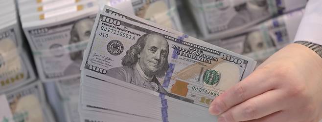 서울 중구 하나은행 위변조 대응센터에서 직원이 달러화를 정리하고 있다. ⓒ연합뉴스