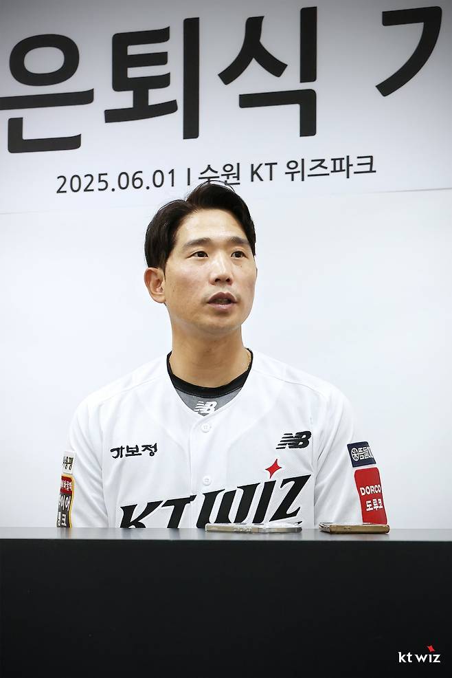 KT의 ‘영원한 캡틴’ 박경수가 1일 수원KT위즈파크에서 열린 은퇴식 기자회견에서 취재진과 인터뷰하고 있다. 박경수는 “내가 이런 성대한 은퇴식을 치를 수 있다는 것 자체로 난 꿈을 이룬 것”이라며 감격스러워했다. 사진제공|KT 위즈
