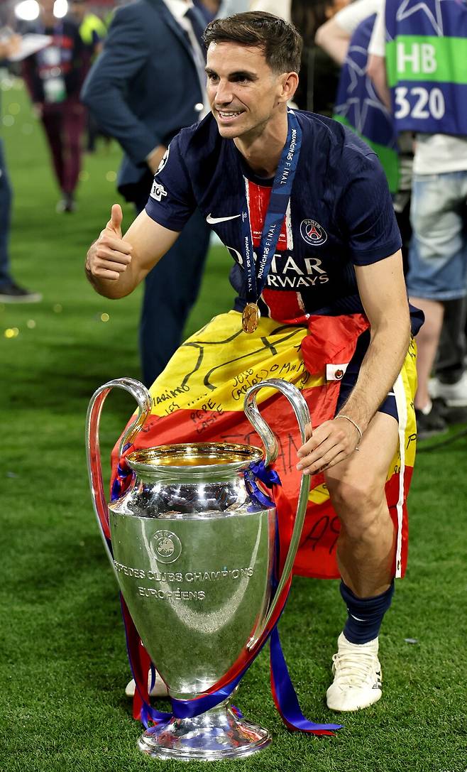 ▲ 올해 후반기 들어 출전시간이 급감한 배경에는 이강인(24, 파리 생제르맹)의 기량 문제라기 보다 '경쟁자'가 너무 특출난 탓이 더 커보인다. 특히 '측면'과 '허리'에 포진한 동료들이 이날 결승에서 보인 경기력은 타의추종을 불허했다. 대단히 눈부셨다. 시즌 후반기부터 이강인의 기량과 폼이 떨어져 팀 내 입지가 흔들린 것이 아니라 올해 PSG 스쿼드가 너무 강하다. 한국인 국가대표 미드필더의 남색 19번 유니폼이 걸려 있는 로커룸이 '월드클래스 천지'였던 것이다. ⓒ 연합뉴스