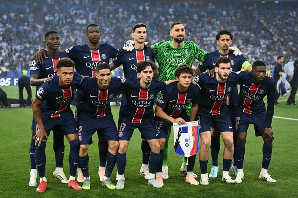 ▲ 올해 후반기 들어 출전시간이 급감한 배경에는 이강인(24, 파리 생제르맹)의 기량 문제라기 보다 '경쟁자'가 너무 특출난 탓이 더 커보인다. 특히 '측면'과 '허리'에 포진한 동료들이 이날 결승에서 보인 경기력은 타의추종을 불허했다. 대단히 눈부셨다. 시즌 후반기부터 이강인의 기량과 폼이 떨어져 팀 내 입지가 흔들린 것이 아니라 올해 PSG 스쿼드가 너무 강하다. 한국인 국가대표 미드필더의 남색 19번 유니폼이 걸려 있는 로커룸이 '월드클래스 천지'였던 것이다. ⓒ 연합뉴스