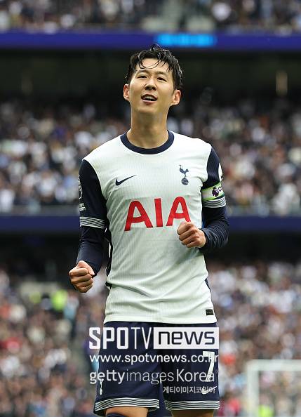 ▲ 사실 손흥민의 사우디 이적설은 이번이 처음이 아니다. 2023년 알 이티하드가 손흥민을 영입하기 위해 6000만 유로(약 939억 원)의 이적료를 지불할 뜻이 있다고 보도된 게 시초였다. 연봉 보장액 역시 천문학적이었다. 매년 3000만 유로(약 469억 원)를 4년간 지불하겠다고 제시했다. 총액 규모만 1억2000만 유로(약 1879억 원)에 이르는 초대형 러브콜이었다. 손흥민 가치는 2년 전과 견줘 크게 떨어지지 않았기에 이번에도 비슷한 이적료와 연봉을 제안받을 가능성이 크다.