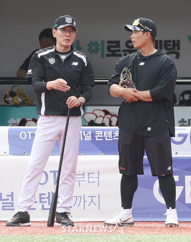 KT 이강철 감독(왼쪽)과 박경수 코치. /사진=김진경 대기자