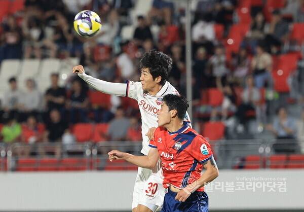 수원FC 최치웅이 헤더 슛하는 모습.