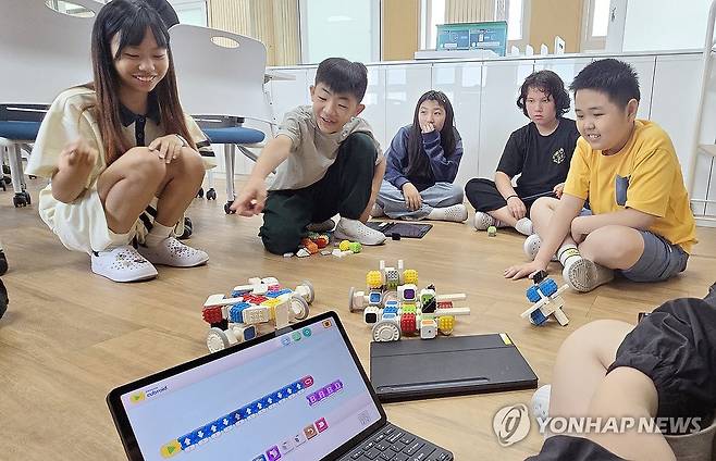 AI 코딩 로봇 시험해보는 제주 디지털학교 안덕초 학생들 (제주=연합뉴스) 김호천 기자 = 제주도교육청이 시행하는 제주형 자율학교 유형 중 디지털학교인 안덕초등학교 6학년 학생들이 지난 5월 27일 학교 컴퓨터실에서 자신들이 조립한 AI 코딩 로봇을 시험해보고 있다. 2025.5.31 khc@yna.co.kr