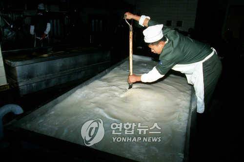 삽으로 쌀 씻는 취사병 (논산=연합뉴스) 논산훈련소에서 훈련병 급식을 준비하는 취사병이 삽으로 쌀을 씻고 있다. 1993. 6.1