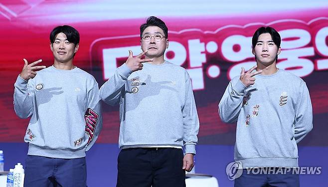 포즈 취하는 키움 (서울=연합뉴스) 김인철 기자 = 키움 홍원기 감독과 송성문, 이주형이 20일 서울 송파구 롯데호텔월드에서 열린 2025 신한 SOL Bank KBO 프로야구 개막 미디어데이에서 포즈를 취하고 있다. 2025.3.20 yatoya@yna.co.kr