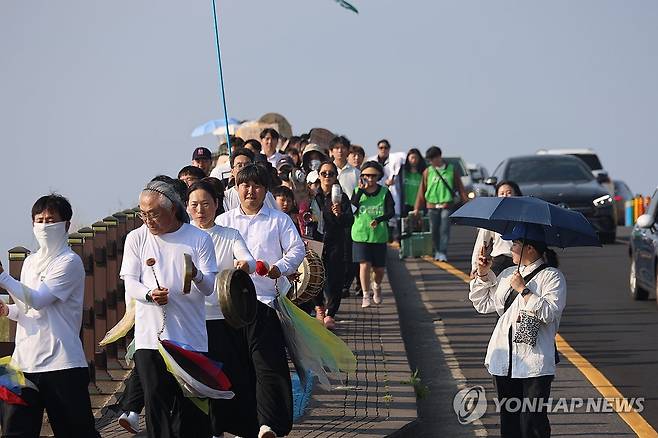 플라스틱 장례식 운구 퍼포먼스 (제주=연합뉴스) 고성식 기자 = 환경운동연합이 1일 제주시 용담 해안도로에서 플라스틱 오염 종식을 촉구하는 '플라스틱 장례식 운구' 퍼포먼스를 진행하고 있다. 2025.6.1 koss@yna.co.kr