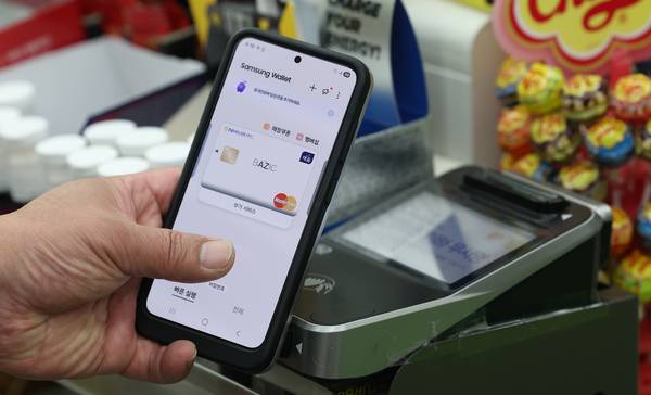 삼성전자 모바일 결제 시스템인 삼성페이에 결제 장애가 발생한 2일 오전 서울 시내 한 편의점에서 한 시민이 결제를 위해 단말기에 지문인식으로 로그인을 시도하고 있다. 하지만 시스템 에러로 지문 인식이 불가했다. 2025.6.2 /연합뉴스