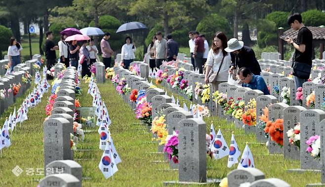 주말이자 현충일을 닷새 앞둔 1일 대전 유성구 국립대전현충원을 찾은 참배객들이 묘역에서 참배를 하고 있다. 이성희 기자 token77@