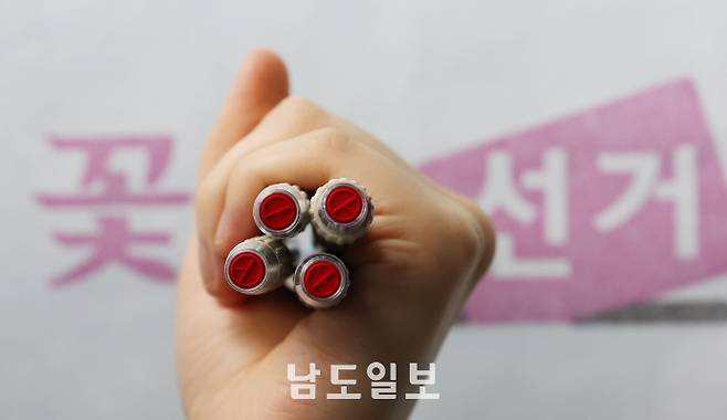 국민의 선택은?제21대 대통령 선거를 하루 앞둔 2일 광주광역시 동구 지산2동 마을사랑채에 마련된 지산2동 제2투표소에서 관계자가 기표 도장을 들어 보이고 있다. /임문철 기자 35mm@namdonews.com