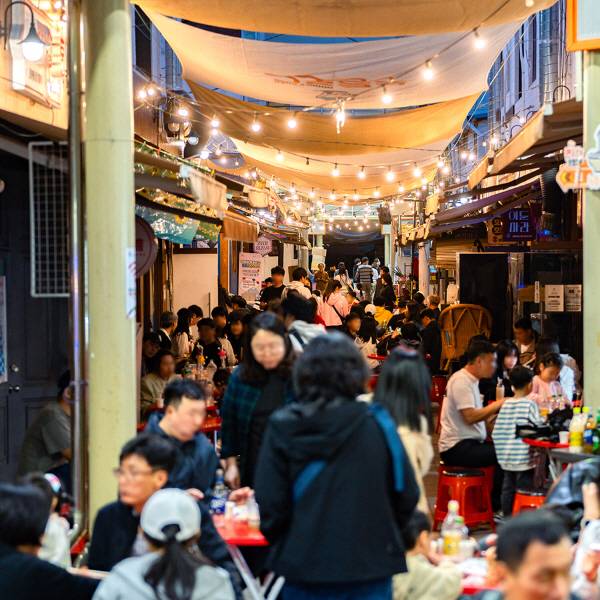 진주시가 진행한 '진주 봄 여행 인증 이벤트'의 올빰야시장 풍경. / 진주시