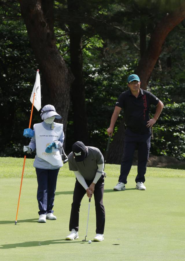 지난해 6월 4일 통도 파인이스트 컨트리클럽에서 열린 ‘팬텀배 제18회 부산일보 골프대회’에서 대회 참가자가 경기를 하고 있다. 부산일보DB