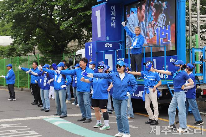 더불어민주당 이재명 대선 후보 제주선거대책위원회는 선거운동 마지막 날 오전 제주시민속오일시장에서 총력 유세를 펼쳤다. ⓒ제주의소리