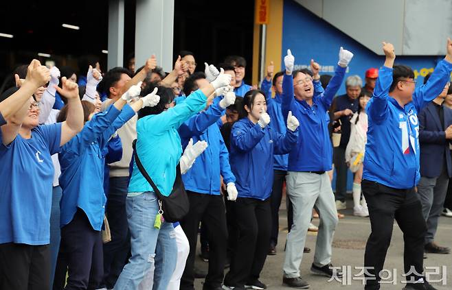 이재명 이름을 외치고 있는 지지자들. ⓒ제주의소리