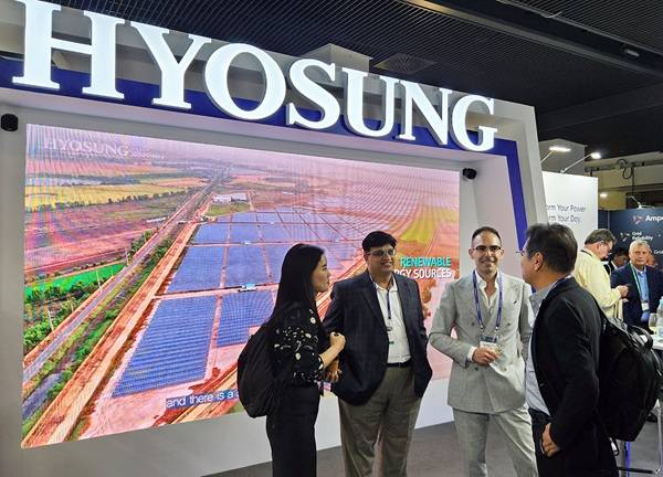 효성중공업 직원들이 CIGRE 2024 파리 전시회에서 고객들에게 효성의 차세대 전력기술을 소개하고 있다./사진=효성 제공