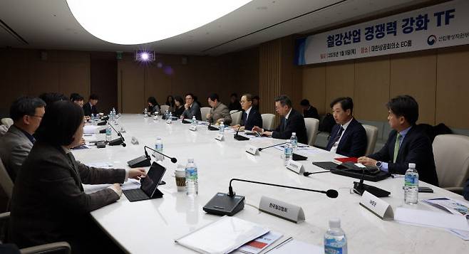 이승렬(뒤 오른쪽 4번째) 산업통상자원부 산업정책실장을 비롯한 철강업계 관계자가 올 1월9일 서울 대한상공회의소에서 열린 철강산업 경쟁력 강화 대책반(TF) 회의에서 이야기를 나누고 있다. (사진=산업부)