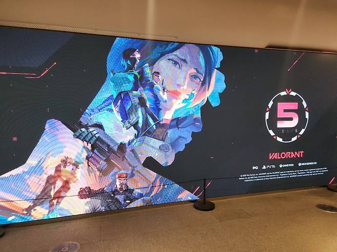 - 행사장 입구에는 5주년 일러스트가 그려져 있다