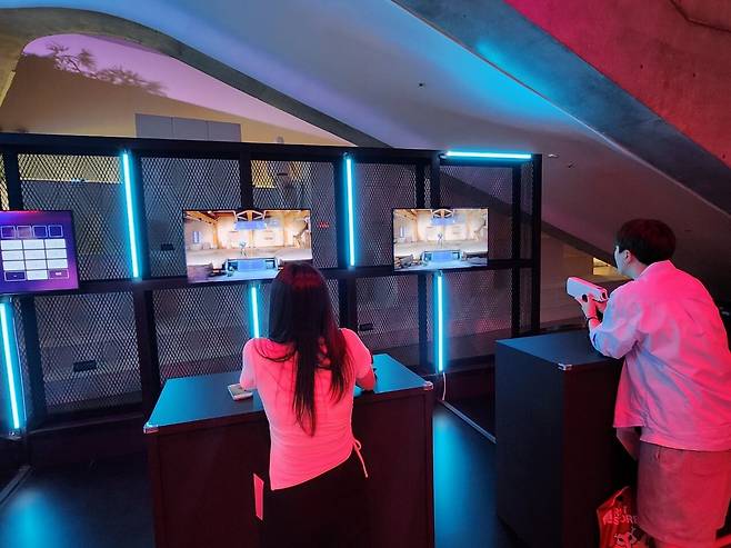 - 마우스가 아닌 라이트 건을 이용해 사격장을 즐기는 이색 코너도 마련돼 있다