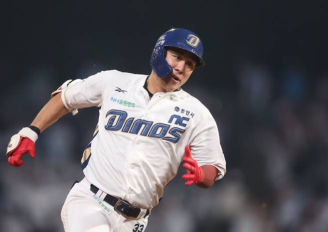 1일 창원NC파크에서 열린 한화 이글스와 경기에서 7회말 그라운드 홈런을 치고 홈을 향해 질주하는 NC 다이노스 한석현