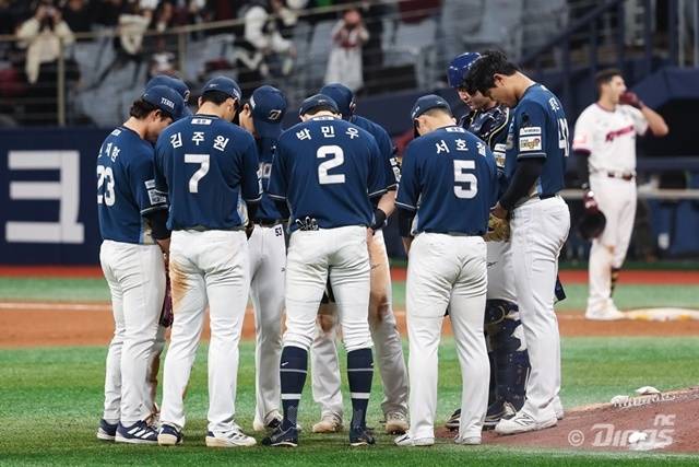 희생자를 추모하는 NC 다이노스 선수단